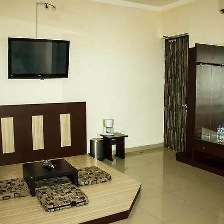Vindhika Hotel Makassar Buitenkant foto