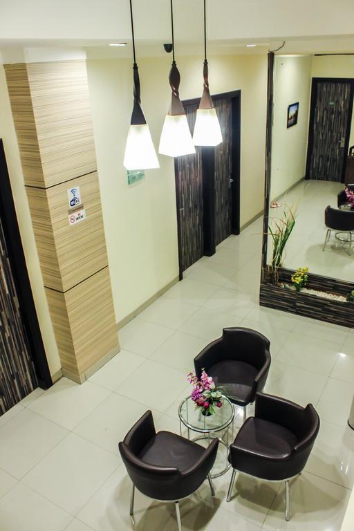 Vindhika Hotel Makassar Buitenkant foto