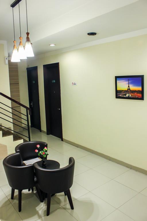 Vindhika Hotel Makassar Buitenkant foto