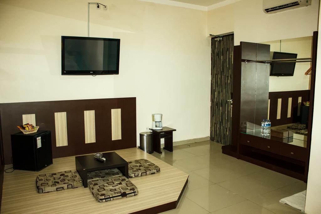 Vindhika Hotel Makassar Buitenkant foto