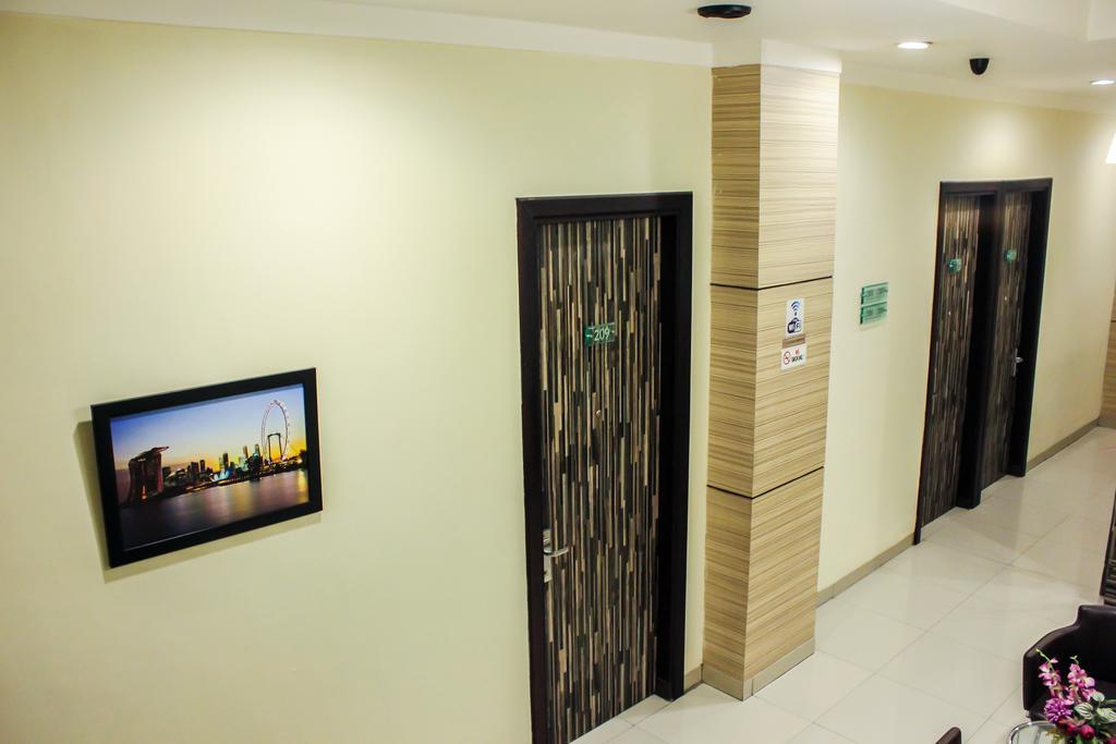 Vindhika Hotel Makassar Buitenkant foto
