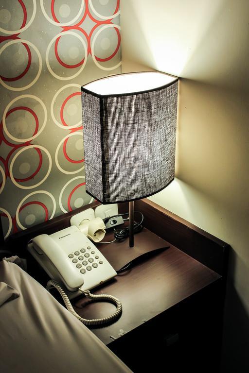 Vindhika Hotel Makassar Buitenkant foto