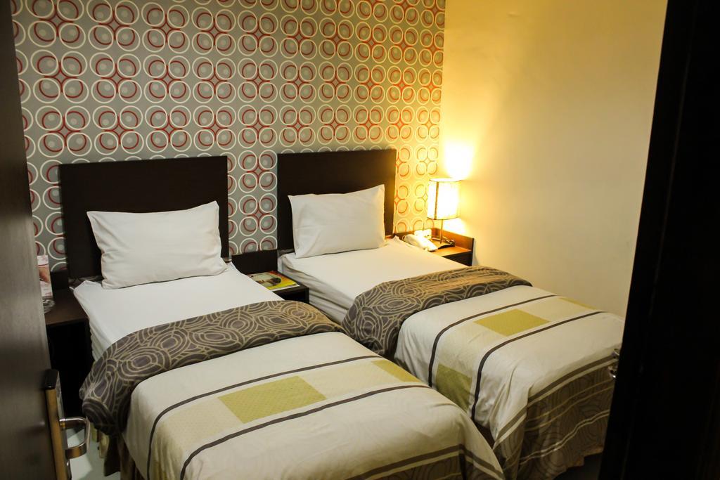 Vindhika Hotel Makassar Buitenkant foto