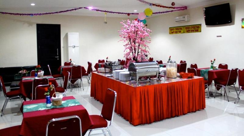 Vindhika Hotel Makassar Buitenkant foto