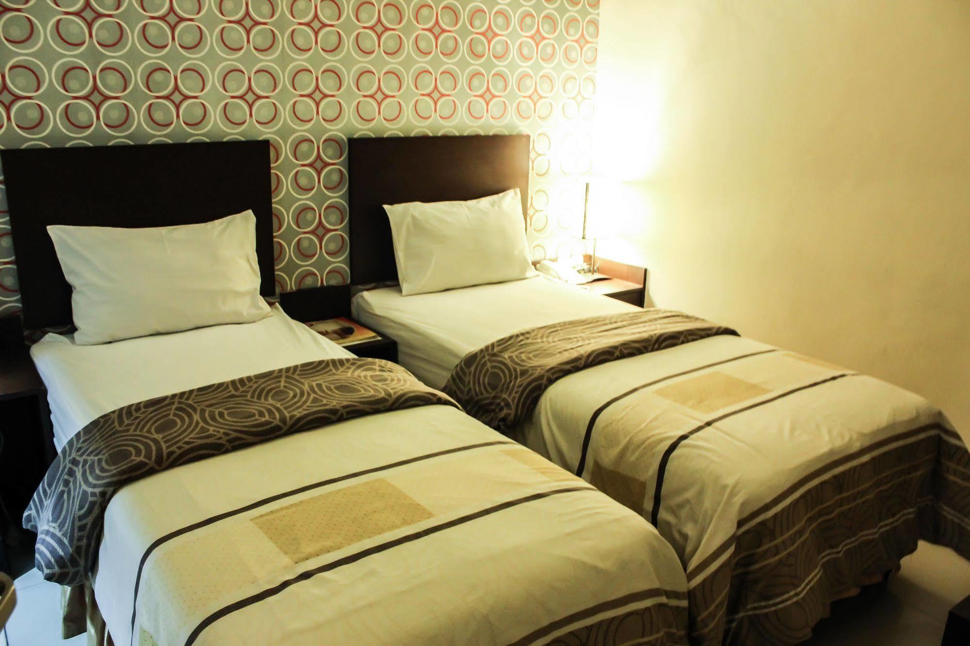 Vindhika Hotel Makassar Buitenkant foto