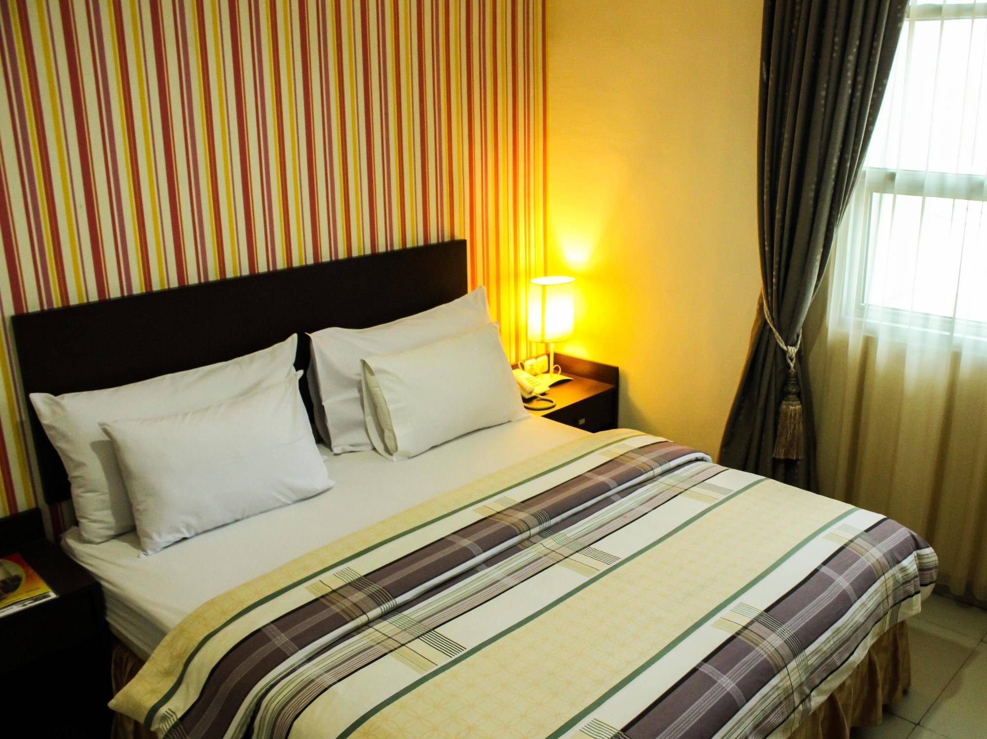Vindhika Hotel Makassar Buitenkant foto