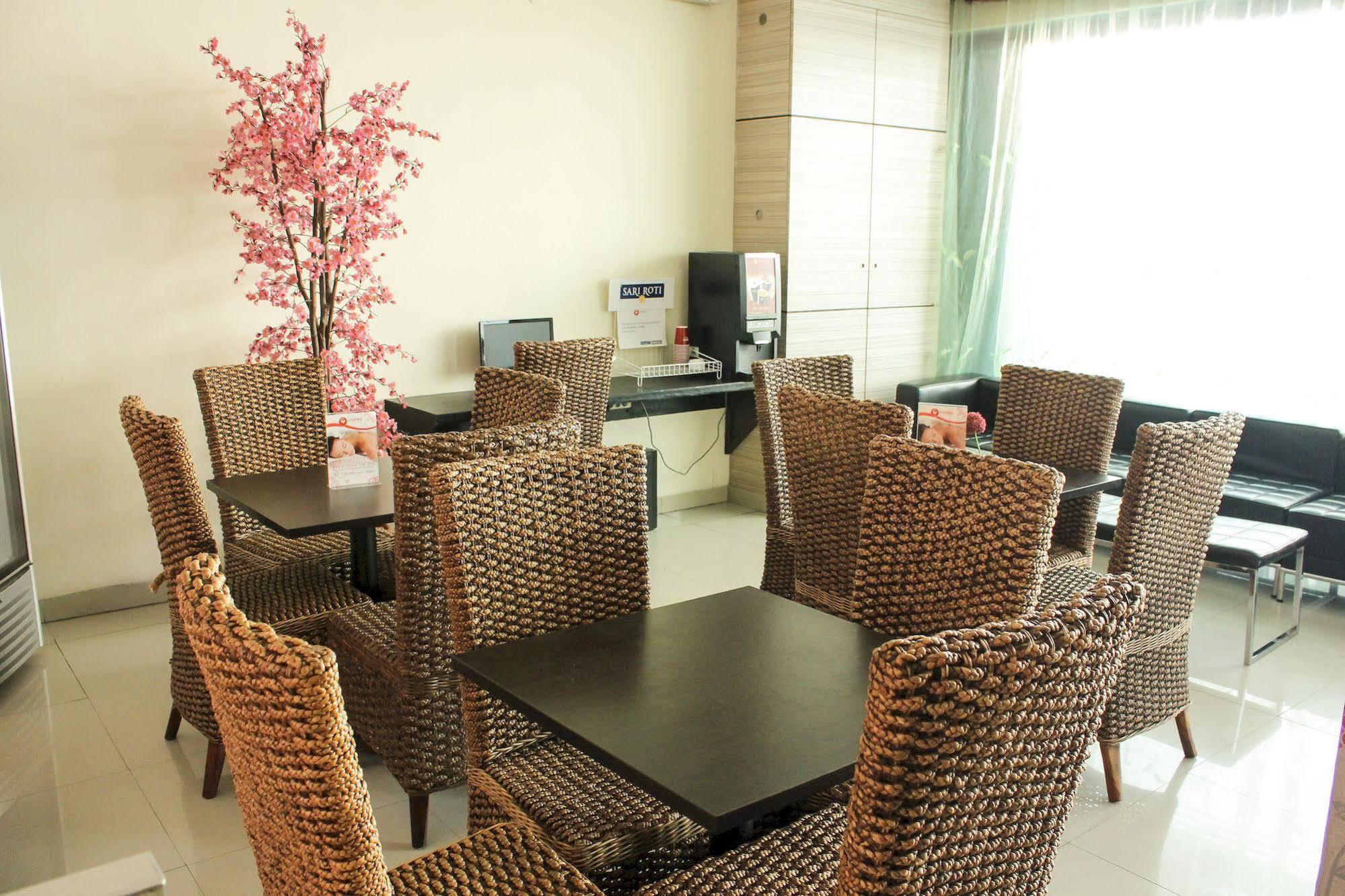 Vindhika Hotel Makassar Buitenkant foto