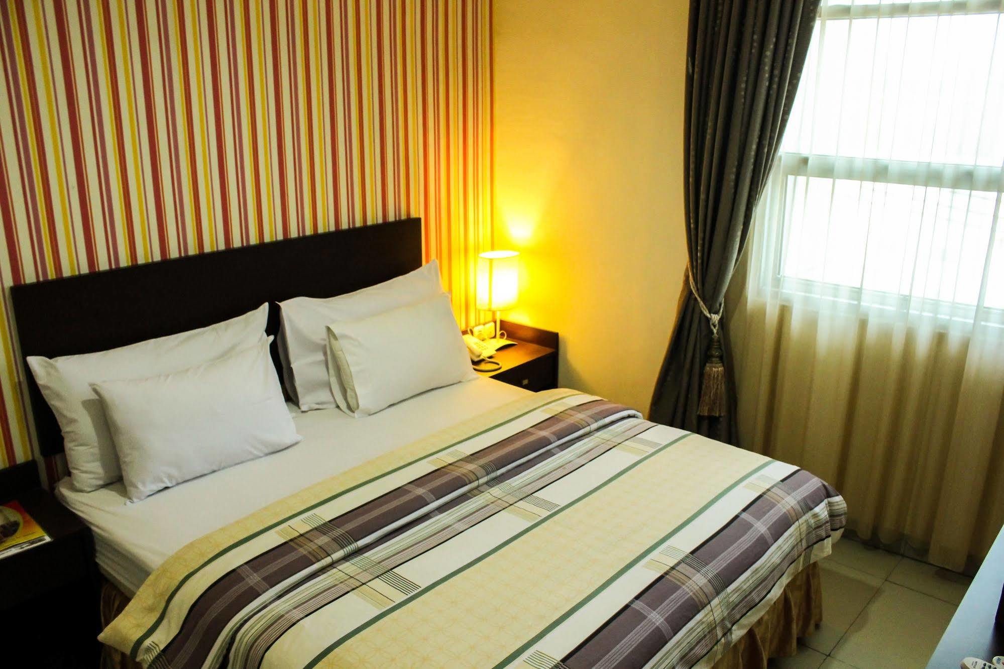 Vindhika Hotel Makassar Buitenkant foto