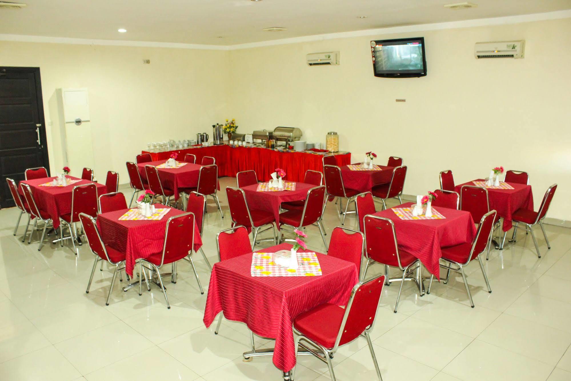 Vindhika Hotel Makassar Buitenkant foto